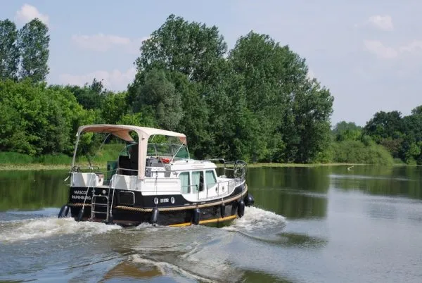 2508, a Linssen Dutch Sturdy 320 motorboat at Savoyeux, France