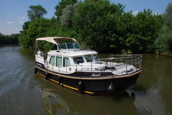 2508, a Linssen Dutch Sturdy 320 motorboat at Savoyeux, France