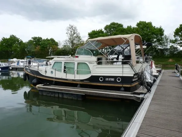 2508, a Linssen Dutch Sturdy 320 motorboat at Savoyeux, France