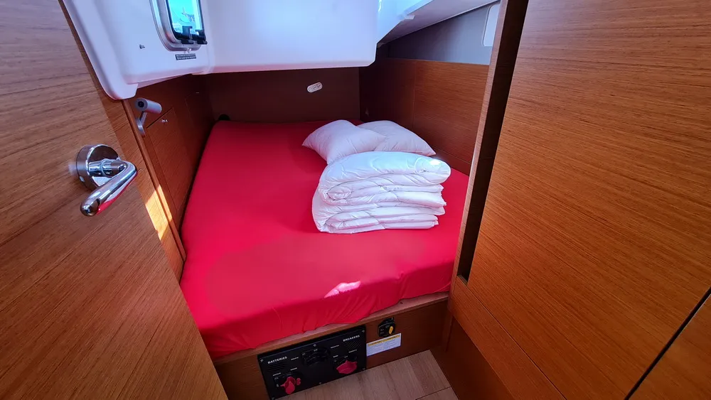 Cabin on Rosso Bianco, a Jeanneau Sun Odyssey 410 sailboat at Grad Pula, Croatia