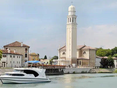 04, a Houseboat Holidays Italia S.R.L. Minuetto 6 motor yacht at Casier, Italy