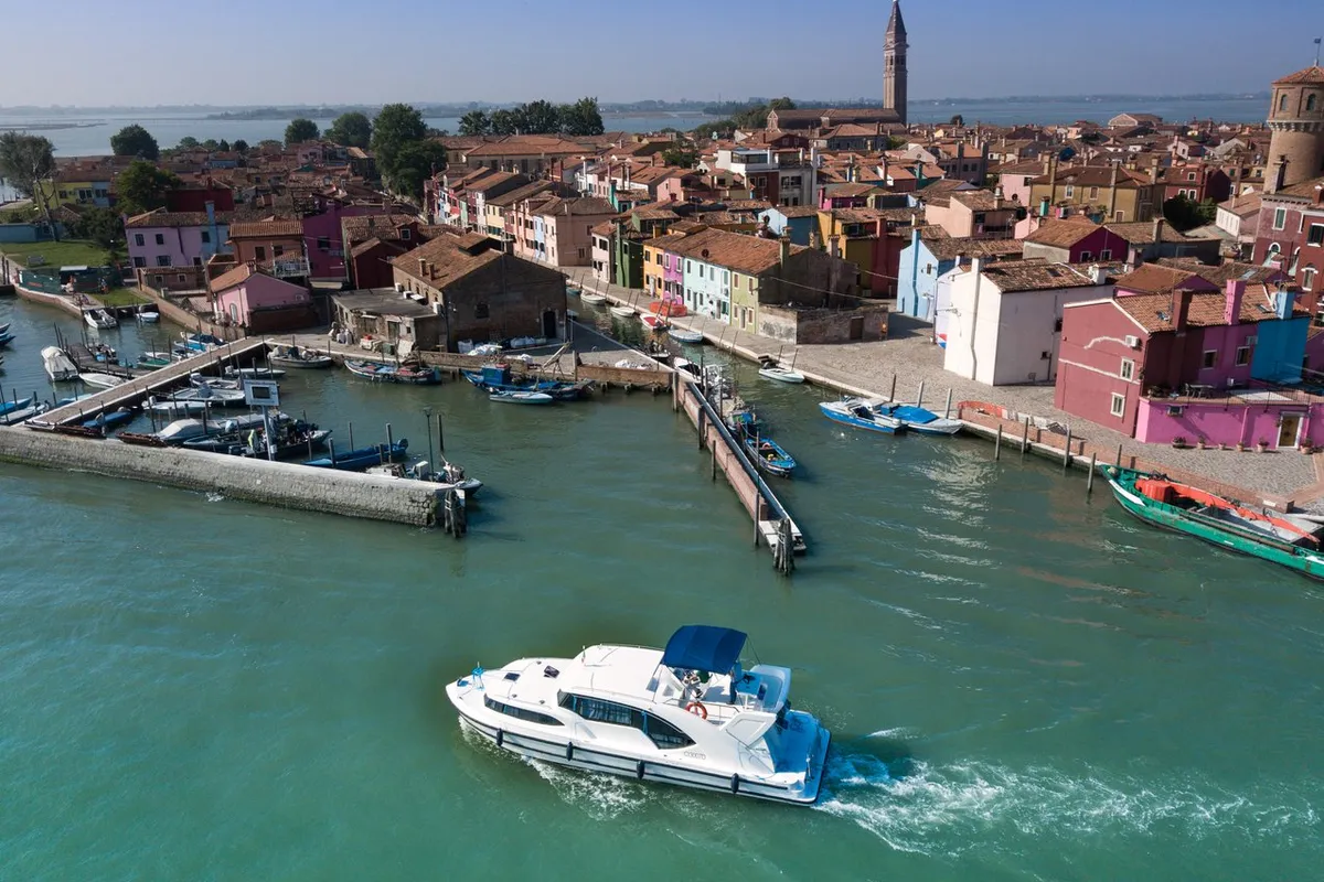 04, a Houseboat Holidays Italia S.R.L. Minuetto 6 motor yacht at Casier, Italy