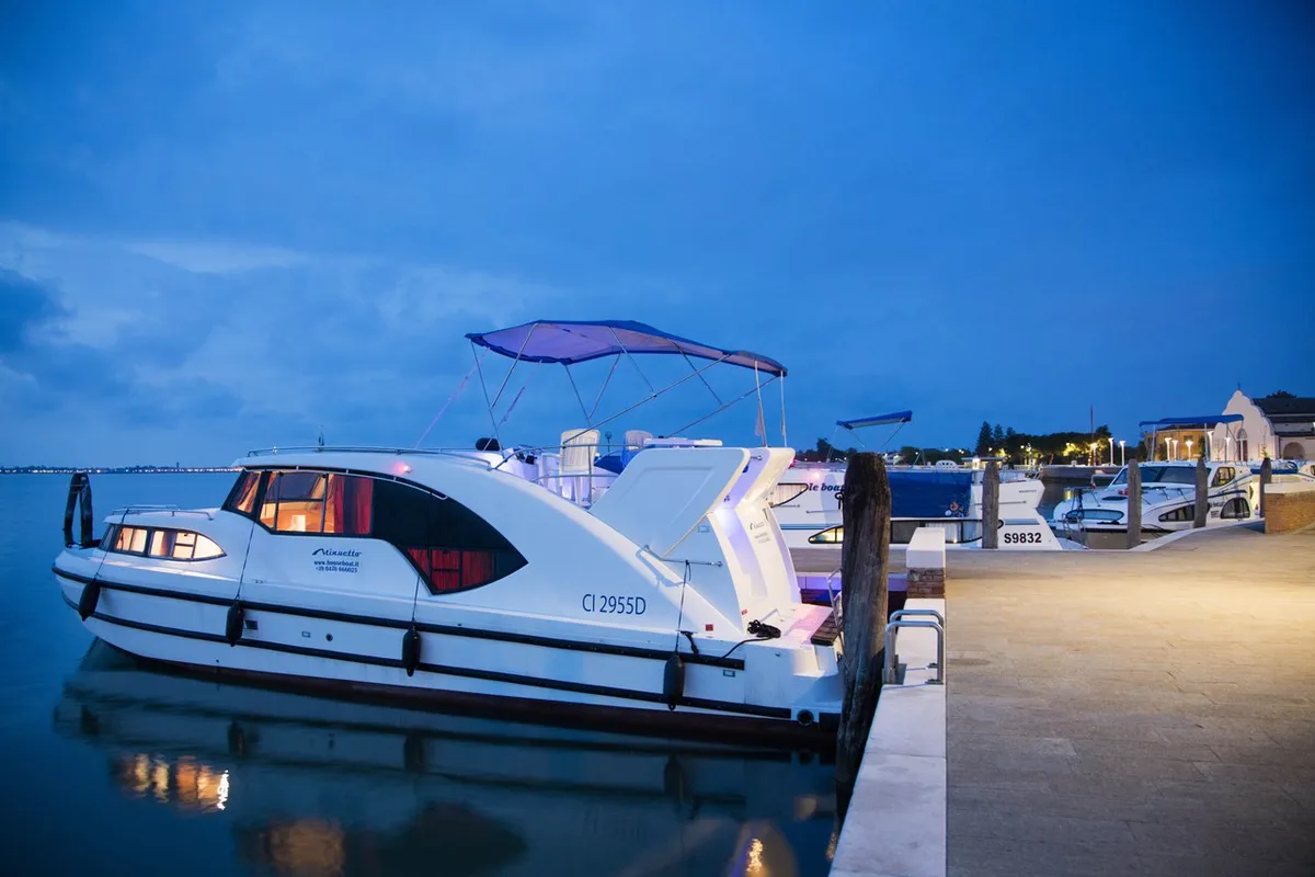 04, a Houseboat Holidays Italia S.R.L. Minuetto 6 motor yacht at Casier, Italy