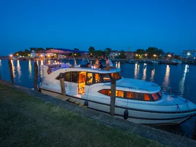 Deck of Houseboat Holidays Italia S.R.L. Minuetto 6, a motor yacht at Casier, Italy