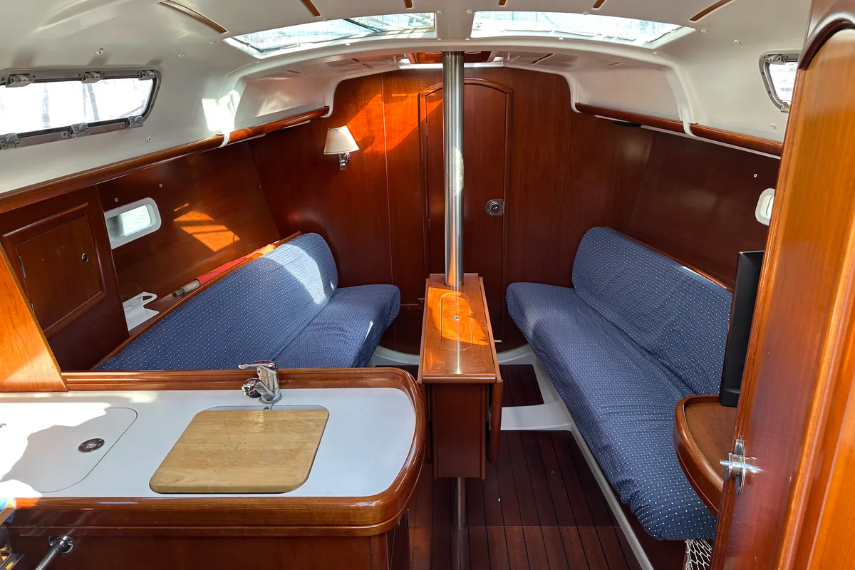 Salon of Cassiopea, a Beneteau Oceanis 323 sailboat at Punta Ala, Italy