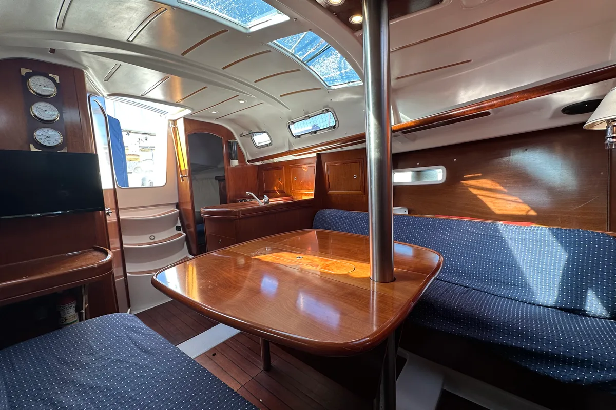 Salon of Cassiopea, a Beneteau Oceanis 323 sailboat at Punta Ala, Italy