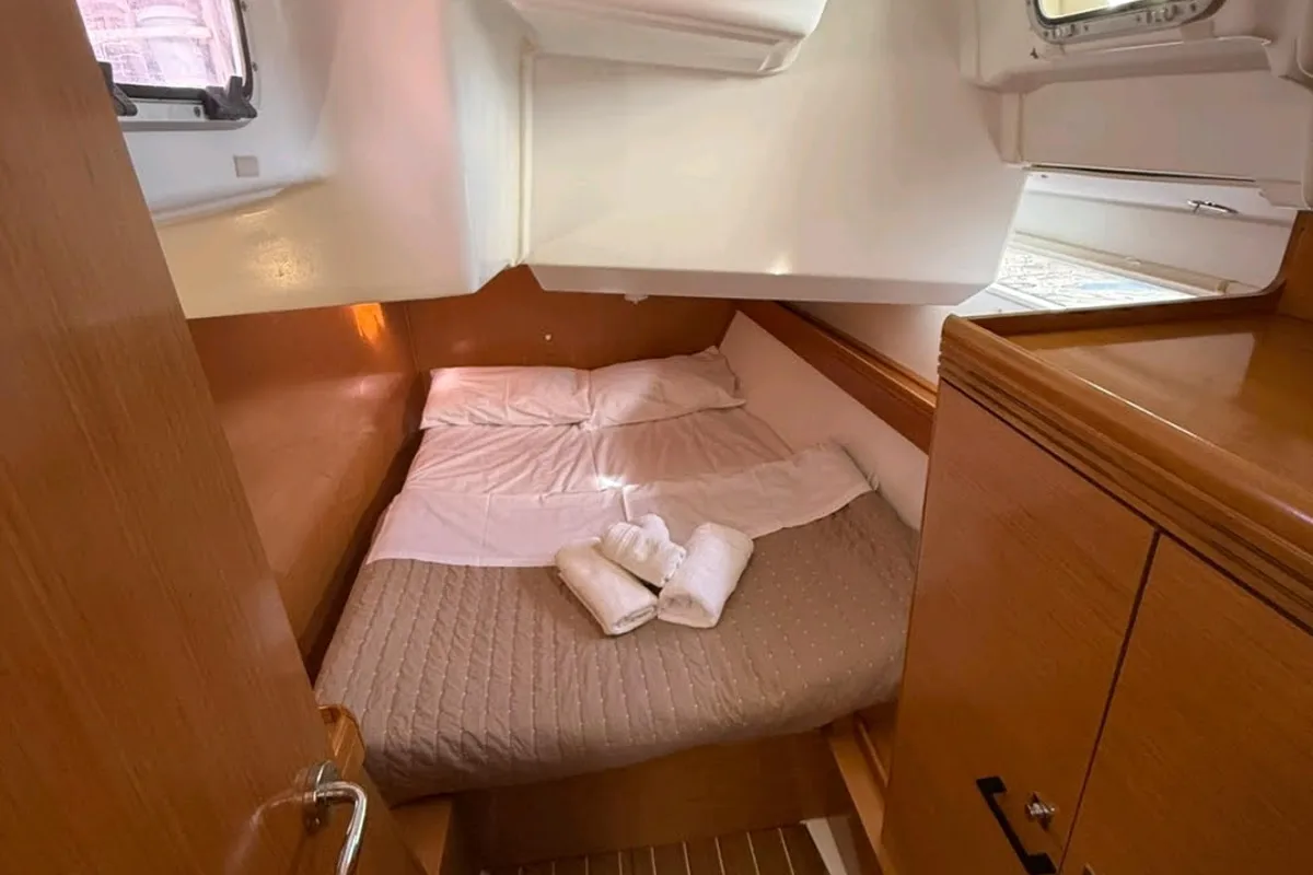 Cabin on FREYA, a Jeanneau Sun Odyssey 42DS sailboat at Volos, Greece