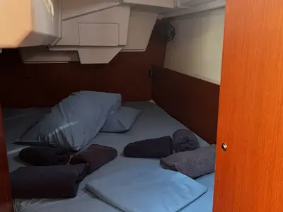 Cabin on Albarosa, a Beneteau Oceanis 35.1 sailboat at Tonnarella, Italy