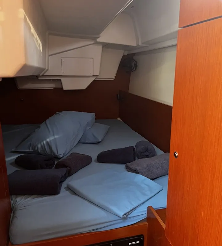 Cabin on Albarosa, a Beneteau Oceanis 35.1 sailboat at Tonnarella, Italy