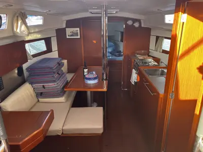 Salon of Albarosa, a Beneteau Oceanis 35.1 sailboat at Tonnarella, Italy