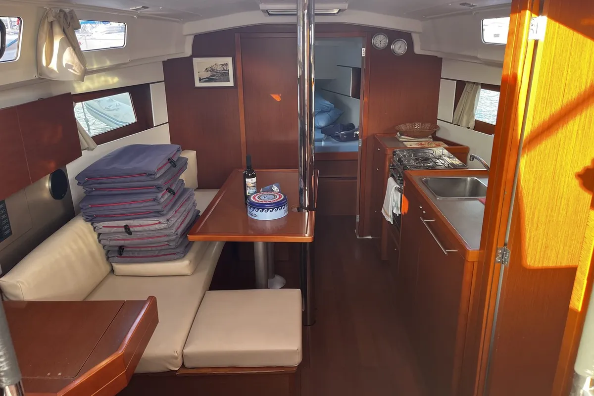 Salon of Albarosa, a Beneteau Oceanis 35.1 sailboat at Tonnarella, Italy