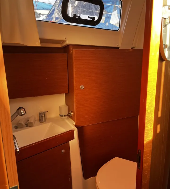 Head on Albarosa, a Beneteau Oceanis 35.1 sailboat at Tonnarella, Italy
