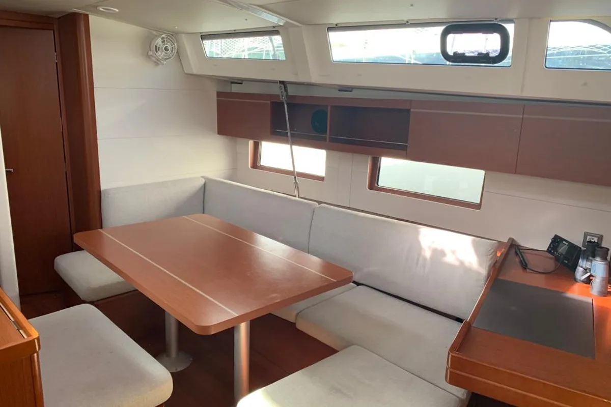 Salon of Alice, a Beneteau Oceanis 46.1 sailboat at Cannigione, Italy