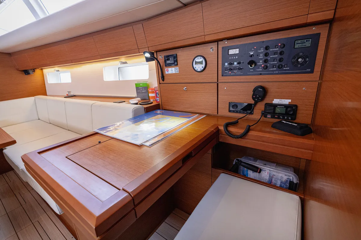 Salon of Il Gatto, a Jeanneau 54 sailboat at Kaštela, Croatia