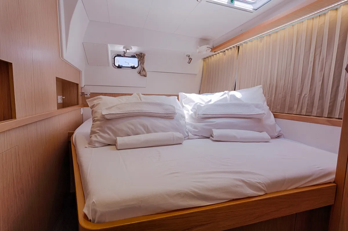 Cabin on Sunshine, a Lagoon 400 S2 catamaran at Split, Croatia