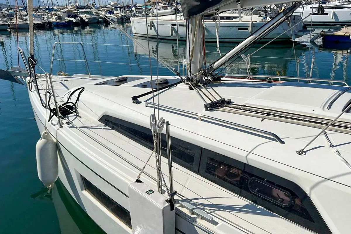 Exterior view of Jeep, a Beneteau Oceanis 30.1 sailboat at Plan-d'Aups-Sainte-Baume, France