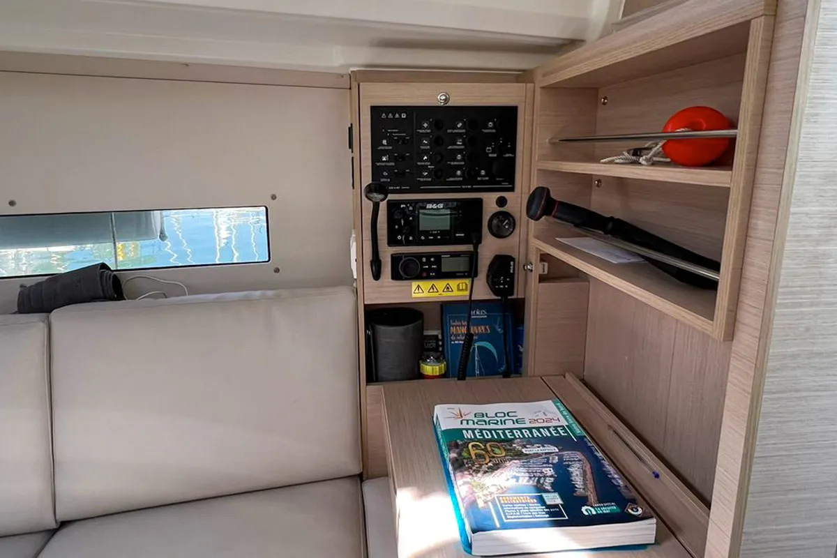 Salon of Jeep, a Beneteau Oceanis 30.1 sailboat at Plan-d'Aups-Sainte-Baume, France