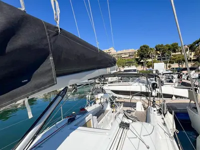 Deck of Jeep, a Beneteau Oceanis 30.1 sailboat at Plan-d'Aups-Sainte-Baume, France