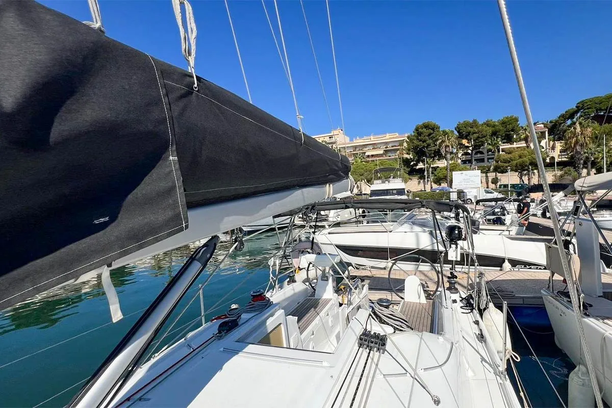 Deck of Jeep, a Beneteau Oceanis 30.1 sailboat at Plan-d'Aups-Sainte-Baume, France