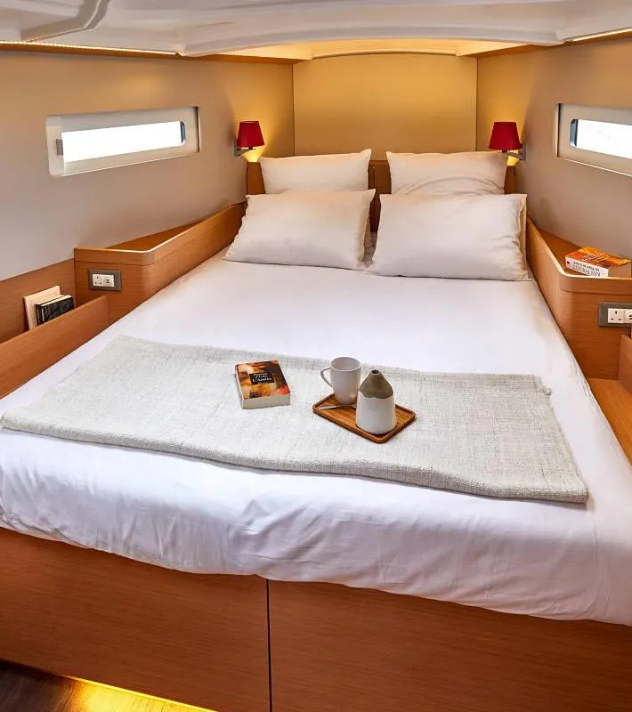 Cabin on Under Pressure, a Jeanneau Sun Odyssey 410 sailboat at Portoferraio, Italy