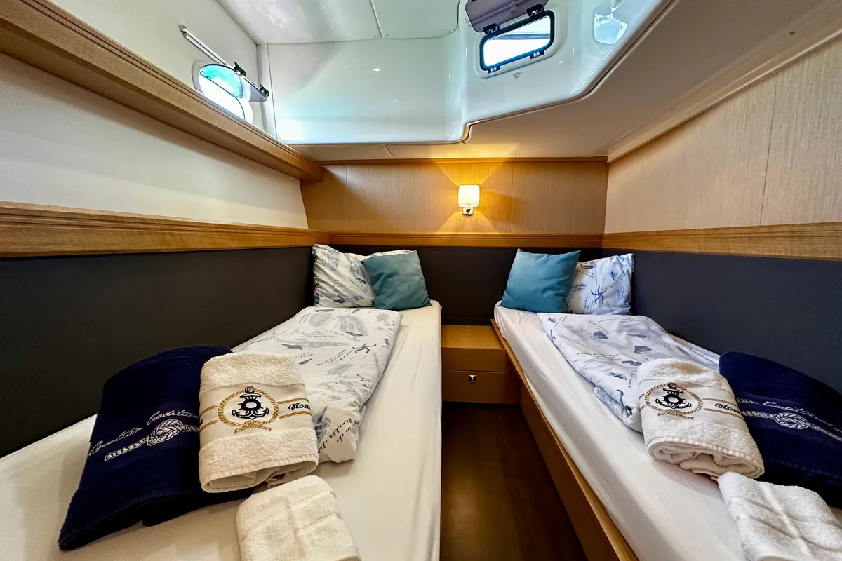 Cabin on Paluma, a Bavaria Sport 44 motorboat at Općina Sukošan, Croatia