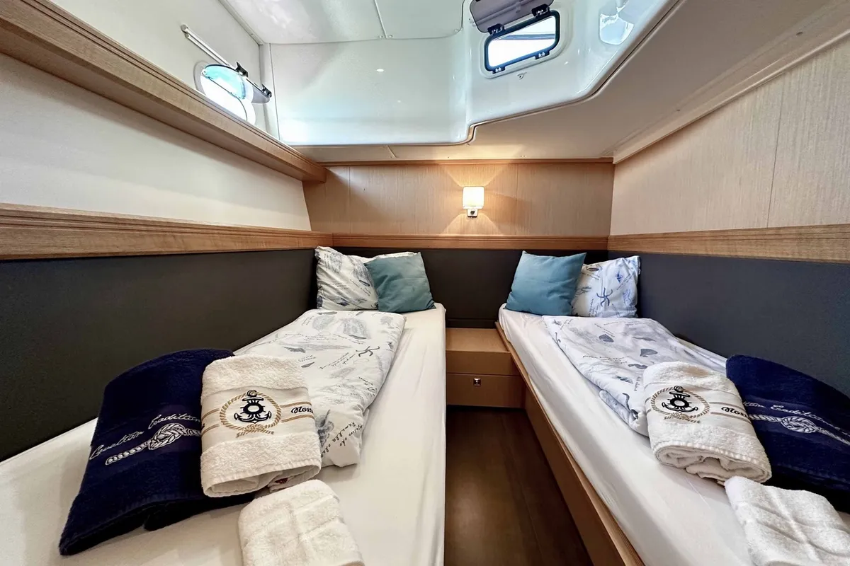 Cabin on Paluma, a Bavaria Sport 44 motorboat at Općina Sukošan, Croatia