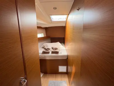 Cabin on Don Carlo, a Jeanneau Sun Odyssey 490 sailboat at Rodi Garganico, Italy