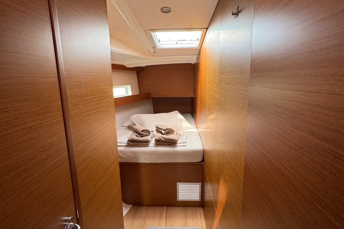 Cabin on Don Carlo, a Jeanneau Sun Odyssey 490 sailboat at Rodi Garganico, Italy