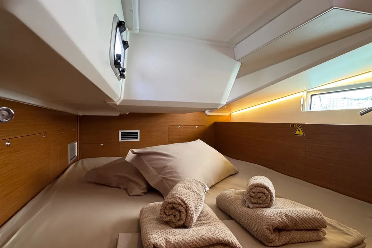 Cabin on Don Carlo, a Jeanneau Sun Odyssey 490 sailboat at Rodi Garganico, Italy