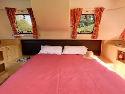 Cabin on Royal Mystique B - Comfort Plus 4, a Cygnet Royal Mystique motorboat at Migennes, France