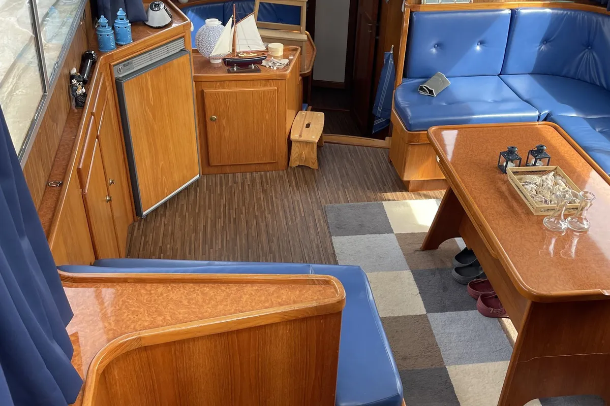 Salon of Jupiter, a Vri-Jon Contessa 45 motorboat at Heukelum, Netherlands