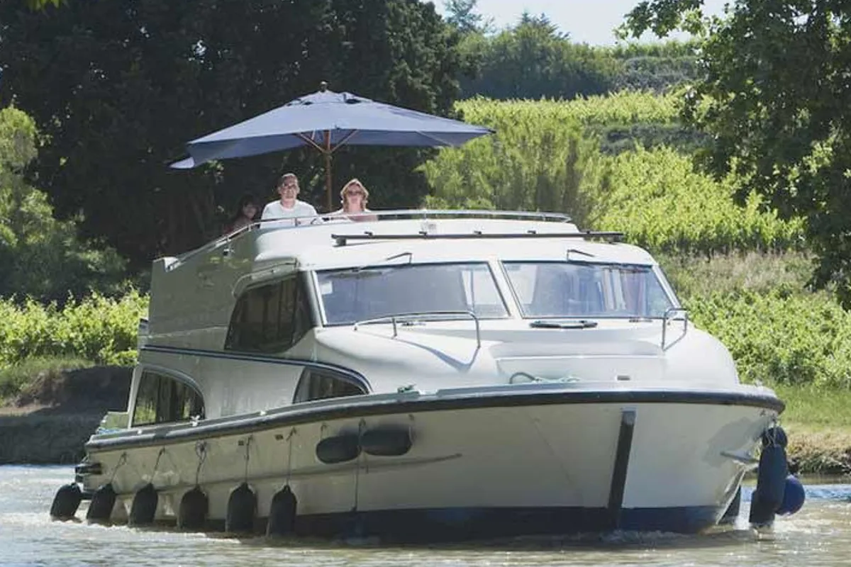 Exterior view of Mystique - Comfort Plus 14, a Cygnet Mystique motorboat at Jarnac, France