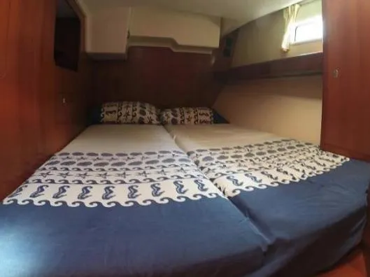 Cabin on Blue Magic, a Beneteau Oceanis 523 sailboat at Απολλωνία, Greece