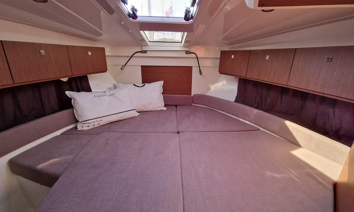 Bella Vista, a Beneteau Antares 9 motorboat at Grad Pula, Croatia