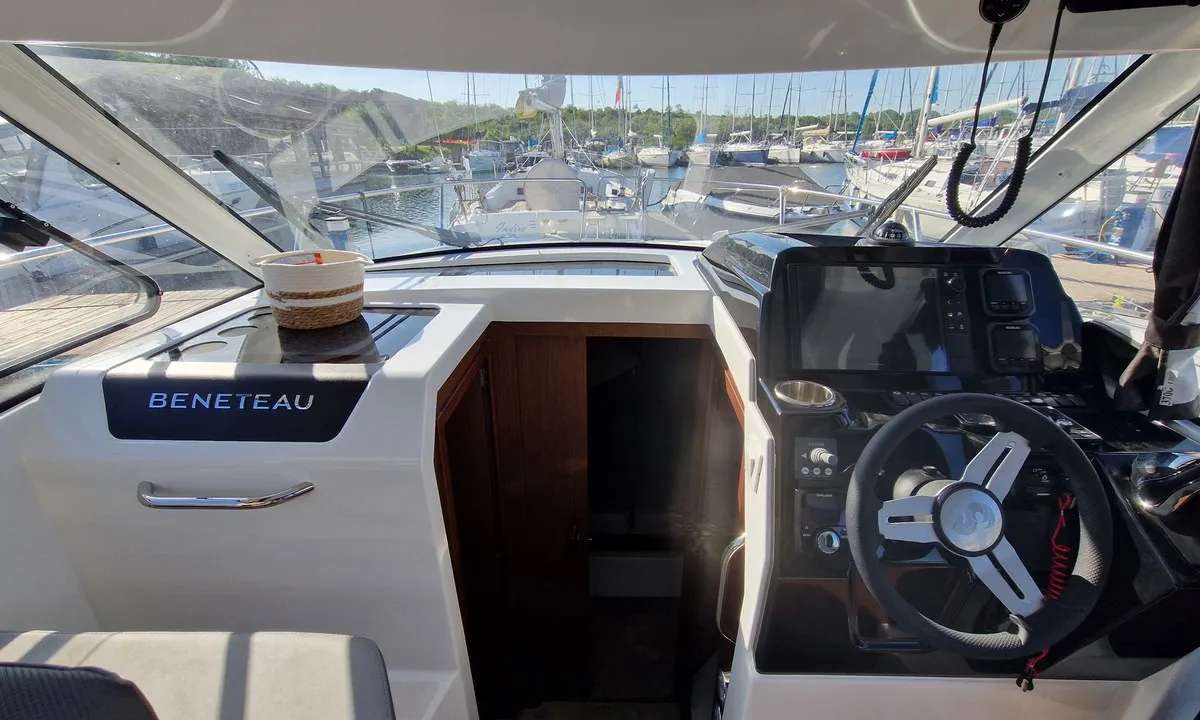 Bella Vista, a Beneteau Antares 9 motorboat at Grad Pula, Croatia