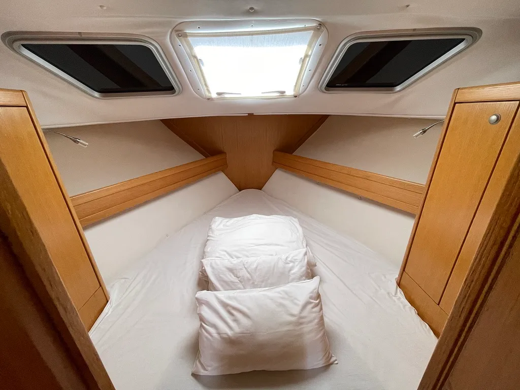 Cabin on Vella, a SAS - Vektor Adria 1002 Vektor motorboat at Sukošan, Croatia