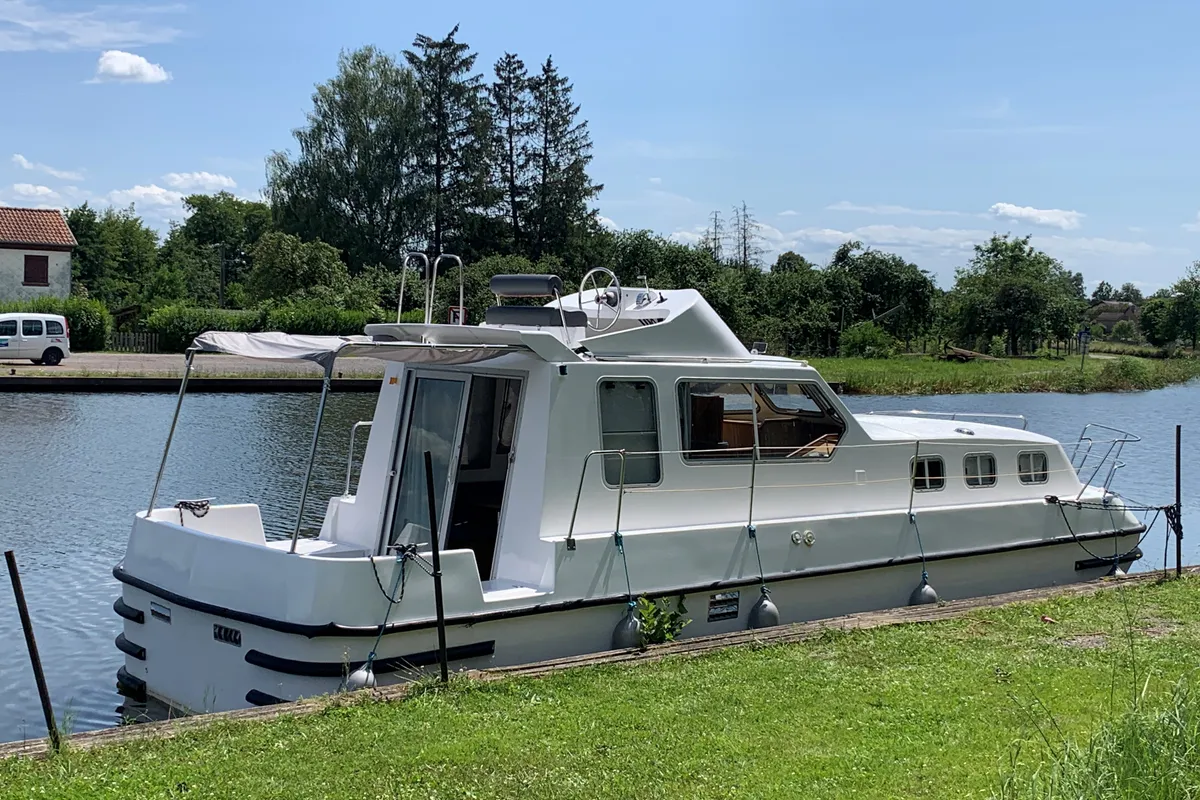 2404, a Triton 1050 motorboat at Mittersheim, France