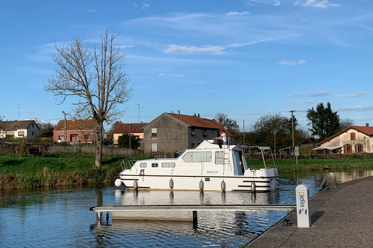 2404, a Triton 1050 motorboat at Mittersheim, France