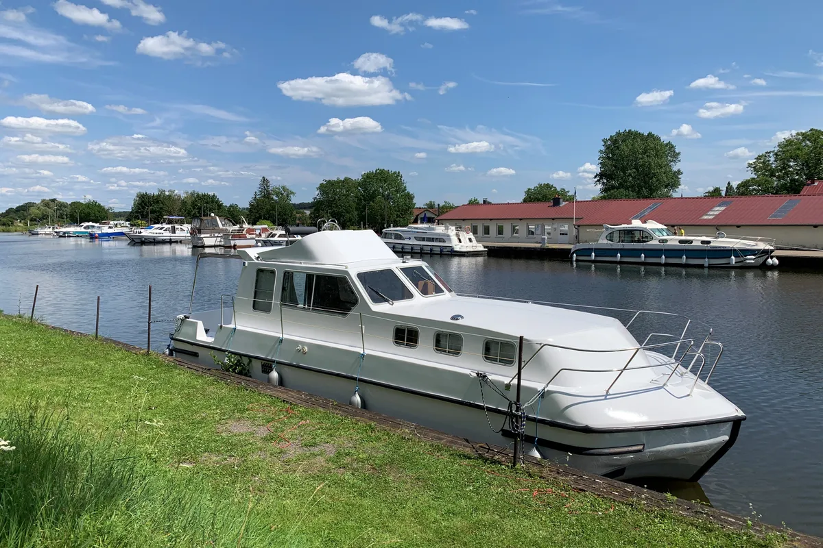 2404, a Triton 1050 motorboat at Mittersheim, France