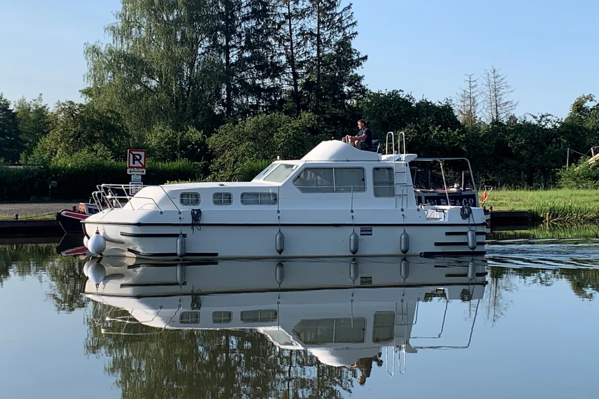 2404, a Triton 1050 motorboat at Mittersheim, France