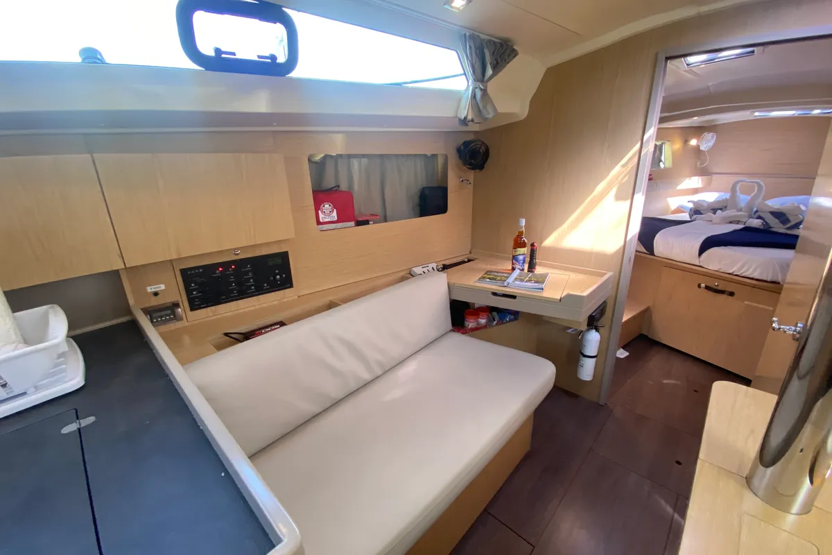 Salon of Take a bow, a Beneteau Oceanis 411 sailboat at Road Town, British Virgin Islands