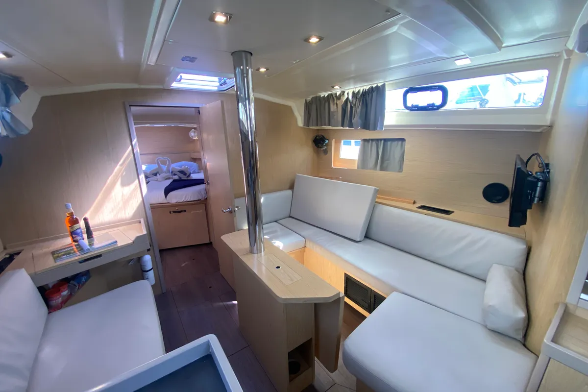 Salon of Take a bow, a Beneteau Oceanis 411 sailboat at Road Town, British Virgin Islands