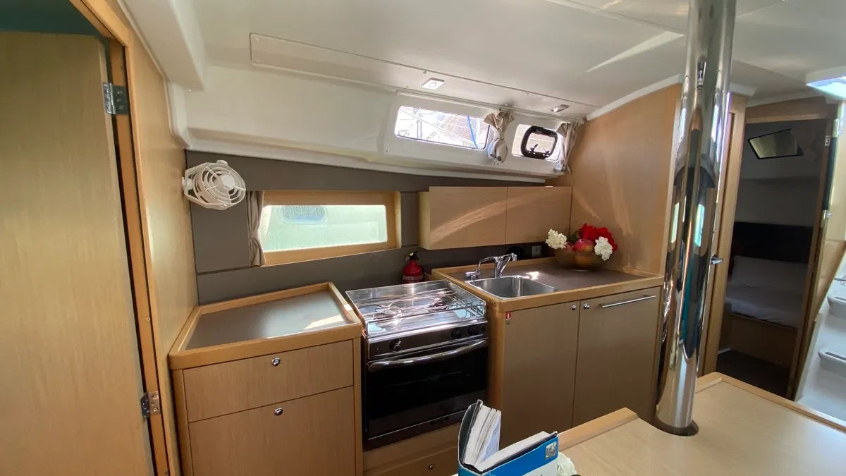 Salon of Nodus, a Beneteau Oceanis 35.1 sailboat at Rosignano Solvay, Italy