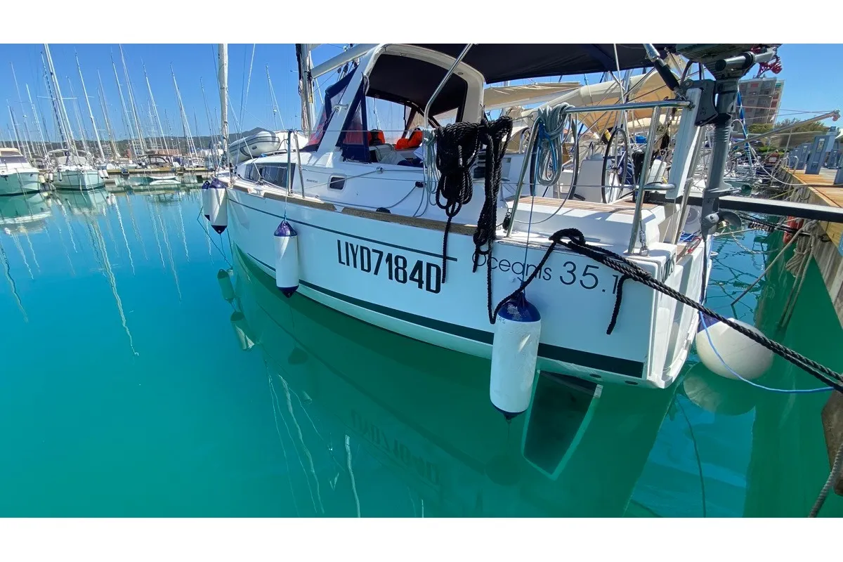 Cabin on Nodus, a Beneteau Oceanis 35.1 sailboat at Rosignano Solvay, Italy