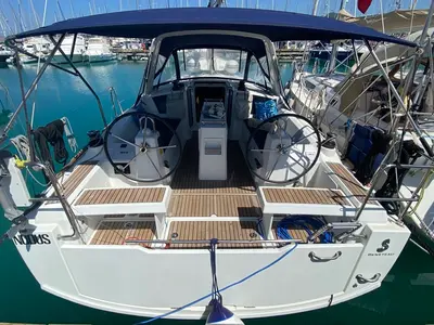 Salon of Nodus, a Beneteau Oceanis 35.1 sailboat at Rosignano Solvay, Italy