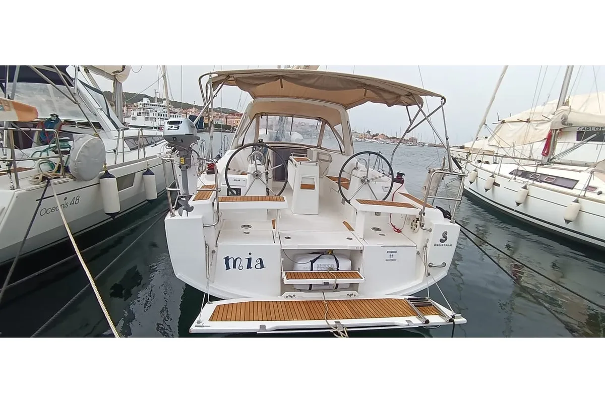 Exterior view of Mia, a Beneteau Oceanis 35.1 sailboat at U Pàize, Italy