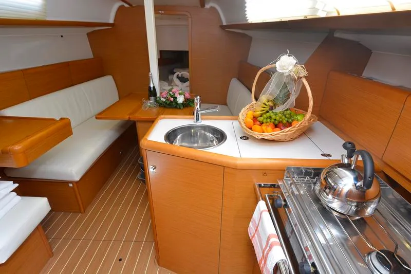 Cabin on Hasta Siempre, a Jeanneau Sun Odyssey 33i sailboat at Dubrovnik, Croatia