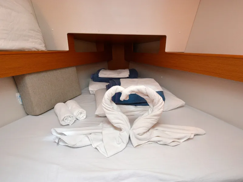 Cabin on Hasta Siempre, a Jeanneau Sun Odyssey 33i sailboat at Dubrovnik, Croatia