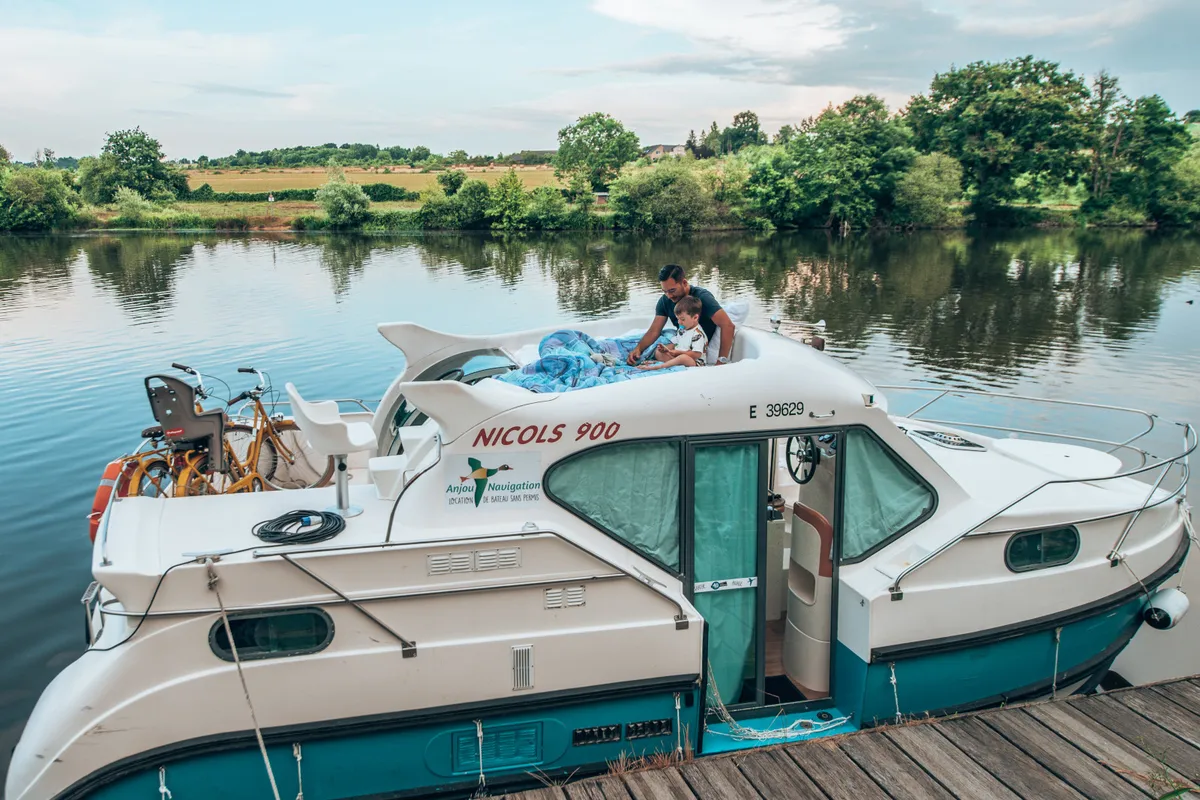 Exterior view of Allegro II, a Nicols Confort 900 DP motorboat at Grez-Neuville, France