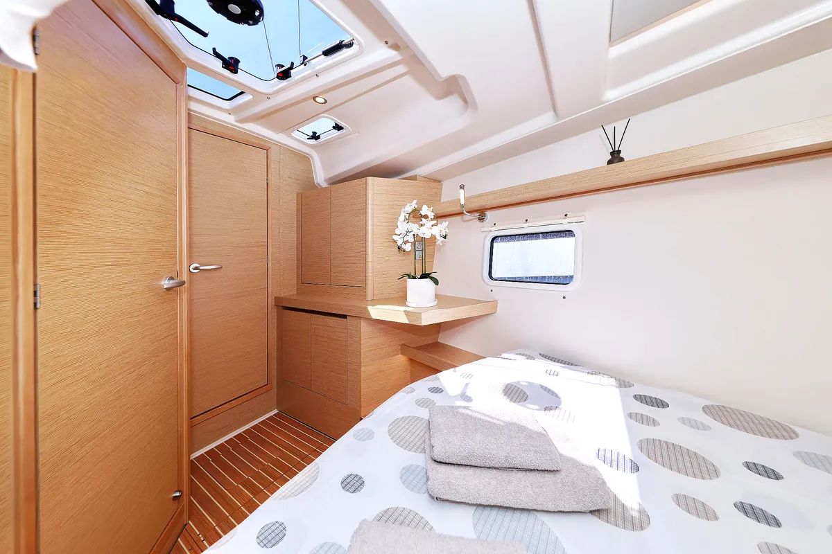 Cabin on Quintessence, a Hanse 418 sailboat at Općina Sukošan, Croatia